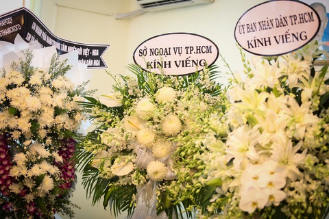 Những câu chuyện xúc động tại nơi tưởng niệm nạn nhân khủng bố nhà hát Crocus ở TP.HCM- Ảnh 7. Vòng hoa chia buồn của Sở Ngoại vụ TP.HCM và Ủy ban nhân dân TP.HCM gửi đến Tổng lãnh sự quán Nga - Ảnh: PHƯƠNG QUYÊN