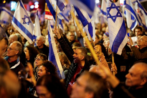 Cuộc biểu tình phản đối chính phủ của Thủ tướng Israel Benjamin Netanyahu và kêu gọi thả các con tin bị bắt cóc trong vụ tấn công ngày 7-10 ở Tel Aviv, Israel, ngày 23-3 - Ảnh: REUTERS Cuộc biểu tình phản đối chính phủ của Thủ tướng Israel Benjamin Netanyahu và kêu gọi thả các con tin bị bắt cóc trong vụ tấn công ngày 7-10-2023 ở Tel Aviv, Israel, ngày 23-3 - Ảnh: REUTERS