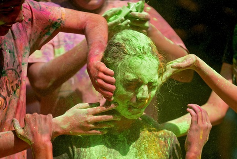 Một cô gái phản ứng khi được bôi bột màu lên mặt trong lễ hội Holi ở Mumbai, Ấn Độ, ngày 25-3 - Ảnh: REUTERS Một cô gái phản ứng khi được bôi bột màu lên mặt trong lễ hội Holi ở Mumbai, Ấn Độ, ngày 25-3 - Ảnh: REUTERS