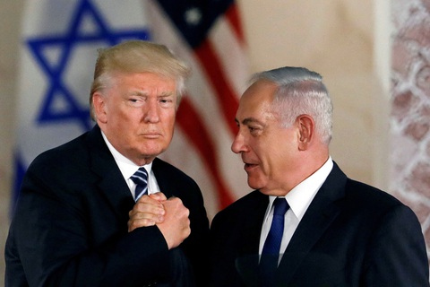 Cựu tổng thống Mỹ Donald Trump (trái) và Thủ tướng Israel Benjamin Netanyahu tại Bảo tàng Israel ở Jerusalem ngày 23-5-2017 - Ảnh: REUTERS Cựu tổng thống Mỹ Donald Trump (trái) và Thủ tướng Israel Benjamin Netanyahu tại Bảo tàng Israel ở Jerusalem ngày 23-5-2017 - Ảnh: REUTERS