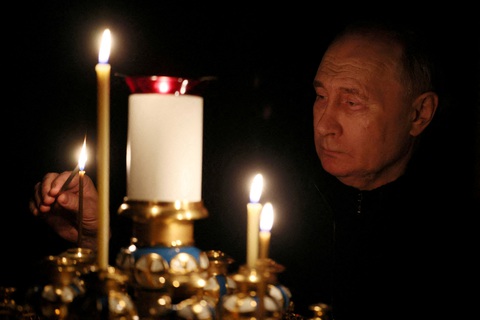 Tổng thống Nga Vladimir Putin thắp nến tưởng nhớ các nạn nhân của vụ tấn công nhà hát Crocus vào ngày quốc tang, ngày 24-3 - Ảnh: REUTERS Tổng thống Nga Vladimir Putin thắp nến tưởng nhớ các nạn nhân của vụ tấn công nhà hát Crocus City Hall vào ngày quốc tang, ngày 24-3 - Ảnh: REUTERS