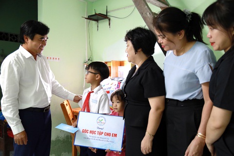 Góc học tập níu trẻ khó khăn ở lại với con chữ- Ảnh 1. Ông Hùng và các thành viên trong quỹ trao góc học tập cho hai anh em Hoàng - Ảnh: ĐOÀN NHẠN