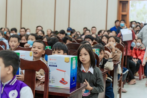 Góc học tập níu trẻ khó khăn ở lại với con chữ- Ảnh 2. Ngoài góc học tập, học sinh khó khăn còn được nhận đèn học, dụng cụ học tập khác từ dự án - Ảnh: TH