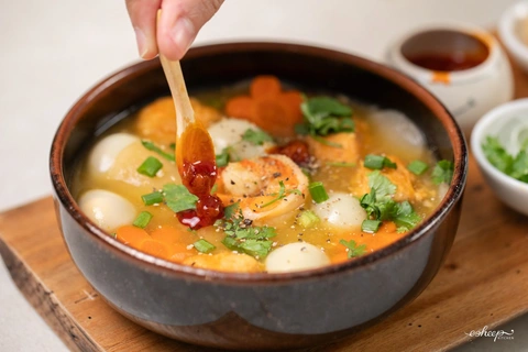 Món bánh canh phồng tôm gây sốt- Ảnh 4. Khi hoàn thiện thêm hành ngò, tiêu và chút sa tế để tăng thêm sự đậm đà cho món ăn - Ảnh: Esheep Kitchen