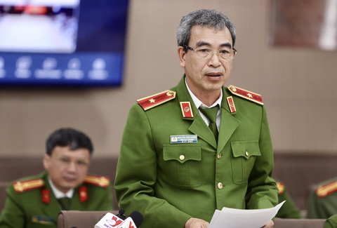 Cựu chánh văn phòng Huyện ủy Mang Thít nhận 64 tỉ từ chủ tịch Tập đoàn Phúc Sơn- Ảnh 2. Thiếu tướng Nguyễn Văn Thành thông tin kết quả điều tra vụ án liên quan Tập đoàn Phúc Sơn - Ảnh: NGUYỄN KHÁNH