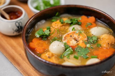 Tô bánh canh phồng tôm hấp dẫn với tôm, trứng cút - Ảnh: Esheep Kitchen Tô bánh canh phồng tôm hấp dẫn với tôm, trứng cút - Ảnh: Esheep Kitchen
