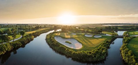Vinhomes Royal Island hút khách với golf- Ảnh 4. Chỉ vài bước chân khỏi thềm nhà, cư dân có thể thỏa mãn đam mê 24/7 tại Vinhomes RoyalIsland - Ảnh: Đ.H
