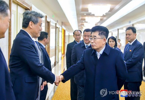 KCNA: Phái đoàn Triều Tiên thăm Trung Quốc, Việt Nam và Lào- Ảnh 1. Ông Kim Song Nam (bìa phải) là người dẫn đầu phái đoàn Triều Tiên đến Trung Quốc, Việt Nam và Lào lần này - Ảnh: KCNA