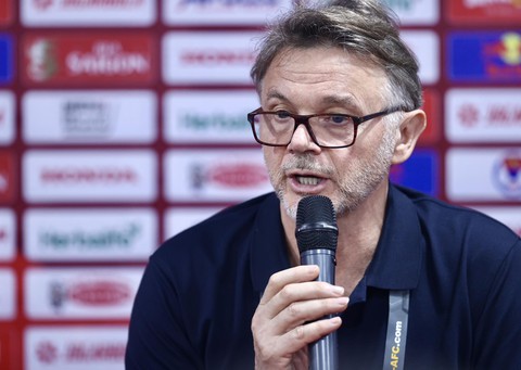 HLV Troussier: Tương lai của tôi nên đề cập vào thời điểm khác- Ảnh 1. Huấn luyện viên Troussier trả lời trong cuộc họp báo sau trận với Indonesia - Ảnh: NGUYỄN KHÁNH