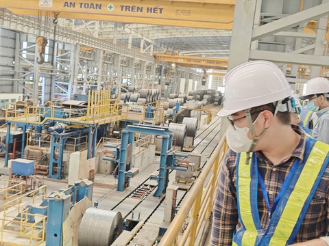 Thép Trung Quốc tràn sang Việt Nam, doanh nghiệp nói cần bảo vệ sản xuất trong nước- Ảnh 1. Nhà đầu tư tìm hiểu các quy trình sản xuất thép chất lượng cao của Hòa Phát - Ảnh: CÔNG TRUNG