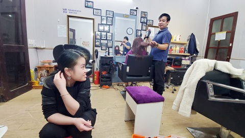 Kỳ lạ tiệm cắt tóc im lặng như tờ- Ảnh 2. Vợ chồng Tuấn - Hằng vui vẻ hiểu ý nhau mà không cần một lời nói