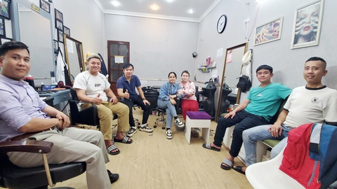 Kỳ lạ tiệm cắt tóc im lặng như tờ- Ảnh 1. Hội bạn bè khiếm khuyết về âm thanh và lời nói nhưng luôn cố gắng vươn lên - Ảnh: TÂM LÊ