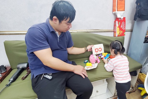 Kỳ lạ tiệm cắt tóc im lặng như tờ- Ảnh 3. Tuấn thể hiện những cử chỉ yêu thương con mà không thốt ra lời
