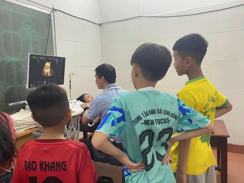 Ảnh vui 26-3: Ánh Viên 'flex' khả năng nằm ngủ dưới nước- Ảnh 3. Bác sĩ ơi, tụi con có em gái chưa?