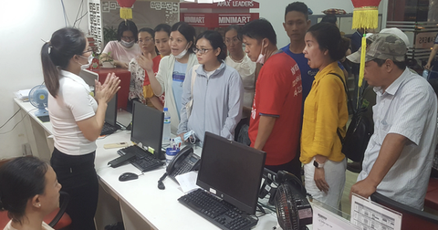 'Shark' Thủy là ai, kinh doanh ra sao dẫn đến nợ học phí?- Ảnh 3. Phụ huynh đến đòi học phí tại Apax Leaders cơ sở Bình Thạnh (TP.HCM) vào cuối năm 2023 - Ảnh: TRỌNG NHÂN