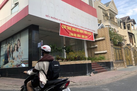 Apax Leaders tạm ngừng hoàn học phí sau khi 'Shark' Thủy bị bắt- Ảnh 2. Trung tâm Anh ngữ Apax Leaders ở Biên Hòa đã đóng cửa ngừng hoạt động, chủ nhà giăng băng rôn cho thuê nhà dài hạn - Ảnh: A LỘC