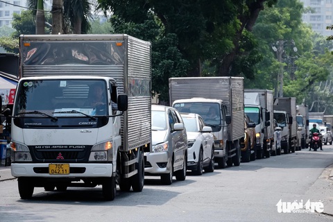 Cấm tải theo giờ, doanh nghiệp lo tắc đường vào Tân Sơn Nhất- Ảnh 1. Dòng xe xếp hàng dài nối đuôi nhau tại nhánh đường Hồng Hà - Ảnh: PHƯƠNG NHI