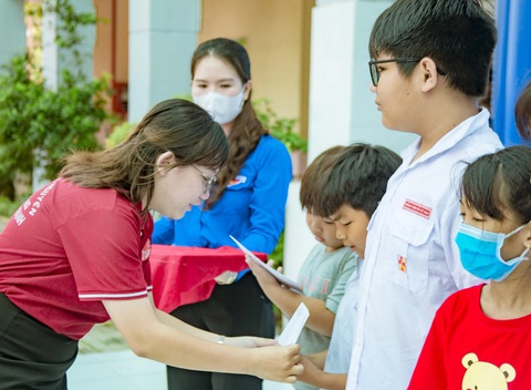 Thủ lĩnh Đoàn Nguyễn Hoàng Đan Khanh: Hãy tin vào người trẻ- Ảnh 3. Nguyễn Hoàng Đan Khanh trao quà, học bổng cho thiếu nhi có hoàn cảnh khó khăn - Ảnh: NVCC