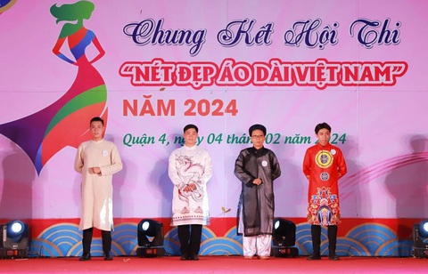 60 tuổi tôi vẫn chuẩn chỉnh tác phong Đoàn- Ảnh 1. Tác giả mặc áo dài đen tại chung kết cuộc thi