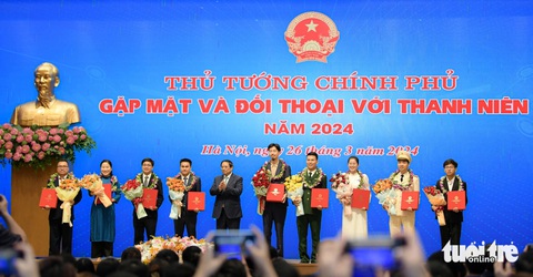 Thủ tướng Phạm Minh Chính đối thoại với tuổi trẻ- Ảnh 6. Thủ tướng biểu dương, tặng quà cho 10 gương mặt trẻ Việt Nam tiêu biểu và 9 gương mặt trẻ Việt Nam triển vọng năm 2023 - Ảnh: NAM TRẦN