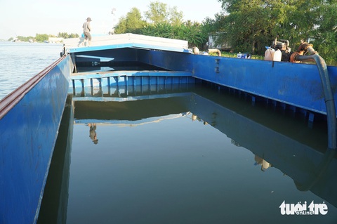 Nhà máy nước chấp nhận lỗ, thuê sà lan chở nước ngọt về cấp cho người dân- Ảnh 3. Giá nước thô từ các sà lan cũng dao động khác nhau tùy vào quãng đường chở, tầm từ 20.000 - 40.000 đồng/khối