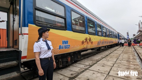 Đoàn tàu du lịch kết nối di sản miền Trung giữa Huế - Đà Nẵng có gì?- Ảnh 1. Đoàn tàu du lịch nối Huế - Đà Nẵng khởi hành tại ga Huế sáng 26-3 - Ảnh: NHẬT LINH