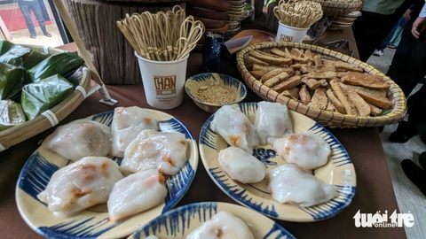 Đoàn tàu du lịch kết nối di sản miền Trung giữa Huế - Đà Nẵng có gì?- Ảnh 7. Ẩm thực xứ Huế được phục vụ trên tàu
