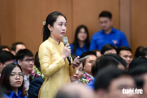 Doanh nhân trẻ Lê Thị Hồng đặt câu hỏi cho Chính phủ trong thời gian tới có giải pháp gì để kết nối liên thông các dịch vụ từ dữ liệu quốc gia nhằm tạo điều kiện thuận lợi cho các doanh nghiệp trẻ khai thác, sử dụng trong quá trình vận hành doanh nghiệp - Ảnh: NAM TRẦN Doanh nhân trẻ Lê Thị Hồng đặt câu hỏi thời gian tới có giải pháp gì để kết nối liên thông các dịch vụ từ dữ liệu quốc gia nhằm tạo điều kiện thuận lợi cho các doanh nghiệp trẻ khai thác, sử dụng trong quá trình vận hành doanh nghiệp