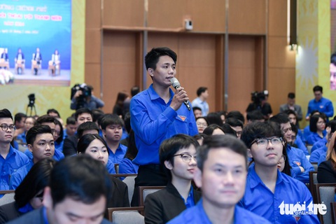Bạn Bùi Kim Ngọc, Công nhân Khai Thác đào lò 12 - Công ty Than Uông Bí đặt vấn đề hiện nay khi nhiều loại hình nghề nghiệp đang bị đe doạ bởi máy móc và AI có thể làm thay con người. Như vậy có tạo ra thất nghiệp không? Chính phủ có giải pháp gì để tránh tạo ra thất nghiệp? - Ảnh: NAM TRẦN Bạn Bùi Kim Ngọc, công nhân khai thác đào lò 12 - Công ty Than Uông Bí, đặt vấn đề hiện nay khi nhiều loại hình nghề nghiệp đang bị đe dọa bởi máy móc và AI có thể làm thay con người, như vậy có tạo ra thất nghiệp không? Chính phủ có giải pháp gì để tránh tạo ra thất nghiệp?