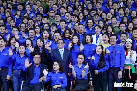 Thủ tướng Phạm Minh Chính và bạn trẻ dự đối thoại ngày 26-3-2024 - Ảnh: NAM TRẦN Thủ tướng Phạm Minh Chính và bạn trẻ