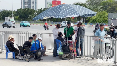 Phe vé ở sân Mỹ Đình hét giá cao trước trận Việt Nam gặp Indonesia- Ảnh 1. Phe vé kê bàn bán vé trước hàng rào an ninh của điểm bán vé chính thức trước sân vận động Mỹ Đình - Ảnh: PHẠM TUẤN