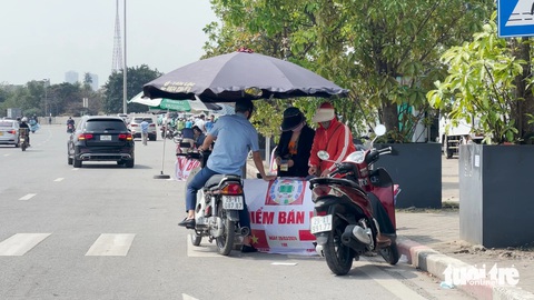 Phe vé ở sân Mỹ Đình hét giá cao trước trận Việt Nam gặp Indonesia- Ảnh 2. Dọc tuyến đường Lê Quang Đạo có hàng loạt điểm bán vé chợ đen