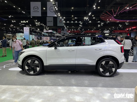 Chi tiết SUV nhỏ và rẻ nhất của Volvo EX30 có thể về Việt Nam năm nay- Ảnh 2. Dòng SUV điện nhỏ nhất đội hình Volvo sở hữu nhiều ưu điểm của đàn anh EX90, nhưng trong bộ khung nhỏ nhắn hơn nhiều - Ảnh: LÊ HOÀNG