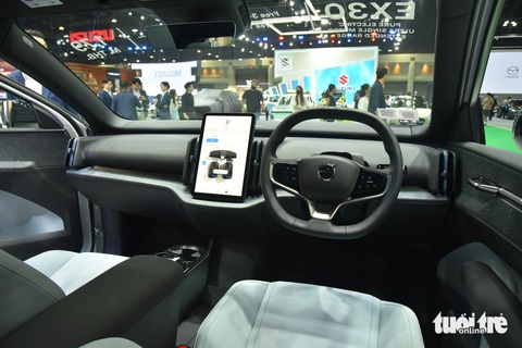 Chi tiết SUV nhỏ và rẻ nhất của Volvo EX30 có thể về Việt Nam năm nay- Ảnh 4. Nội thất xe chọn phong cách tối giản với táp lô chỉ có vài điểm nhấn nhỏ như màn hình trung tâm và hốc gió điều hòa đều dạng dọc - Ảnh: LÊ HOÀNG