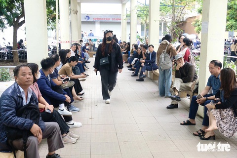 Có nên luyện thi đánh giá năng lực?- Ảnh 2. Phụ huynh đợi con hoàn thành bài thi đánh giá năng lực - Ảnh: NGUYÊN BẢO