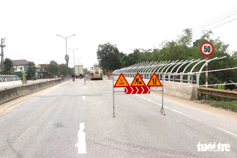 Sau Tết, tiếp tục sửa chữa mặt đường quốc lộ 1 hư hỏng- Ảnh 1. Nhà đầu tư dựng rào chắn cảnh báo để tổ chức sửa chữa mặt đường quốc lộ 1 - Ảnh: LÊ MINH