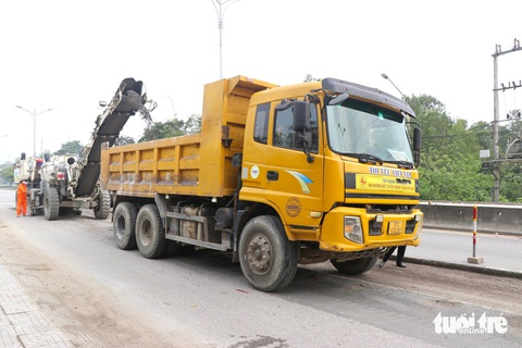 Sau Tết, tiếp tục sửa chữa mặt đường quốc lộ 1 hư hỏng- Ảnh 2. Phương tiện cào bóc mặt đường hư hỏng để thảm lại - Ảnh: LÊ MINH