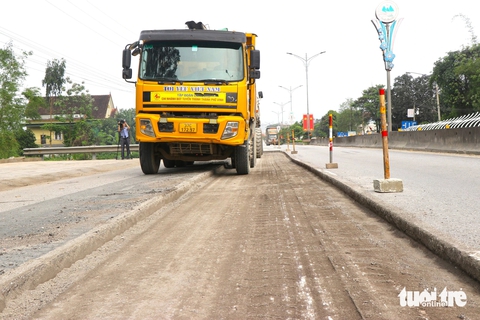 Sau Tết, tiếp tục sửa chữa mặt đường quốc lộ 1 hư hỏng- Ảnh 3. Mặt đường hư hỏng được cào bóc độ dày 5cm để thảm lại bằng bê tông nhựa - Ảnh: LÊ MINH