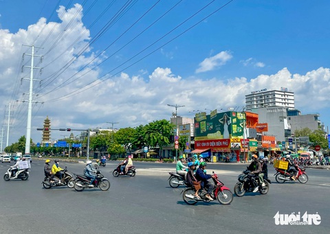 Tháo dỡ vòng xoay 'bất ổn' tại giao lộ Lê Quang Định - Phạm Văn Đồng- Ảnh 1. Vòng xoay Lê Quang Định - Phạm Văn Đồng (TP.HCM) đã được tháo dỡ hoàn tất chiều 26-3 - Ảnh: CHÂU TUẤN