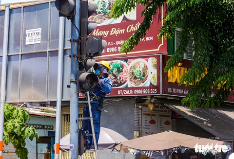 Tháo dỡ vòng xoay 'bất ổn' tại giao lộ Lê Quang Định - Phạm Văn Đồng- Ảnh 2. Các pha đèn tín hiệu giao thông tại nút giao sẽ được điều chỉnh lại - Ảnh: CHÂU TUẤN