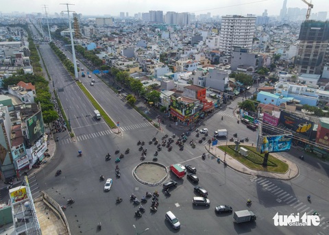 Tháo dỡ vòng xoay 'bất ổn' tại giao lộ Lê Quang Định - Phạm Văn Đồng- Ảnh 6. Vòng xoay Lê Quang Định - Phạm Văn Đồng trước khi tháo dỡ - Ảnh: CHÂU TUẤN