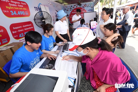 Giá vé máy bay tăng làm 'nóng' Ngày hội Du lịch TP.HCM 2024- Ảnh 1. Người dân TP.HCM tranh thủ mua tour trong ngày hội để được khuyến mãi tour giá tốt kèm nhiều ưu đãi - Ảnh: QUANG ĐỊNH
