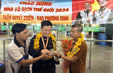 Nhà vô địch thế giới Trần Quyết Chiến, Bao Phương Vinh được chào đón khi về nước- Ảnh 2. Hai cơ thủ được người hâm mộ thưởng nóng tại sân bay - Ảnh: THANH TÙNG