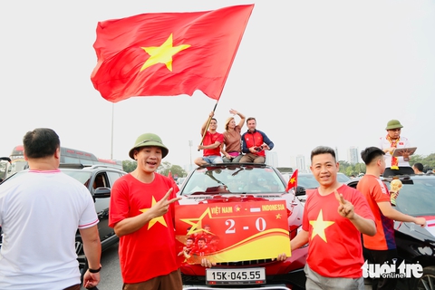 Cổ động viên đổ về Mỹ Đình 'tiếp lửa' thầy trò Troussier- Ảnh 1. Các CĐV dự đoán đội tuyển Việt Nam sẽ thắng 2-0 - Ảnh: N.K