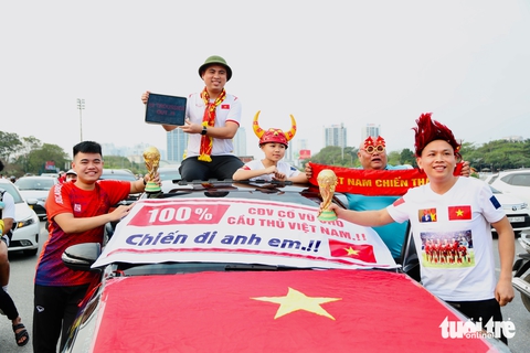 Cổ động viên đổ về Mỹ Đình 'tiếp lửa' thầy trò Troussier- Ảnh 2. CĐV Quyết Nguyễn đi cổ vũ với hai thông điệp - Ảnh: N.K
