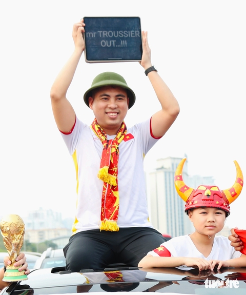 Cổ động viên đổ về Mỹ Đình 'tiếp lửa' thầy trò Troussier- Ảnh 3. Thông điệp kêu gọi HLV Philippe Troussier từ chức - Ảnh: N.K