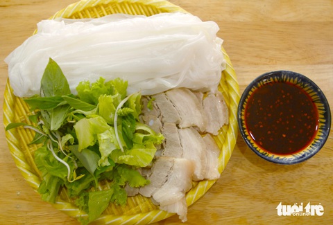 Thương bánh ướt Phương Lang, cháo vạt giường Quảng Trị- Ảnh 1. Bánh ướt Phương Lang là một trong những đặc sản Quảng Trị - Ảnh: HỒ LAM