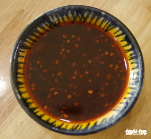 Thương bánh ướt Phương Lang, cháo vạt giường Quảng Trị- Ảnh 2. Nước chấm vị cay, pha riêng để dùng kèm với bánh ướt, thịt luộc, rau sống - Ảnh: HỒ LAM