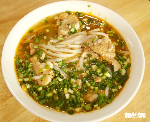 Thương bánh ướt Phương Lang, cháo vạt giường Quảng Trị- Ảnh 4. Một tô cháo bột cá lóc đầy đủ - Ảnh: HỒ LAM