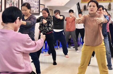 Luyện thở cũng có thể dưỡng sinh thanh lọc cơ thể, đẩy lùi bệnh tật- Ảnh 2. Tập luyện khí công nâng cao sức khỏe - Ảnh minh họa